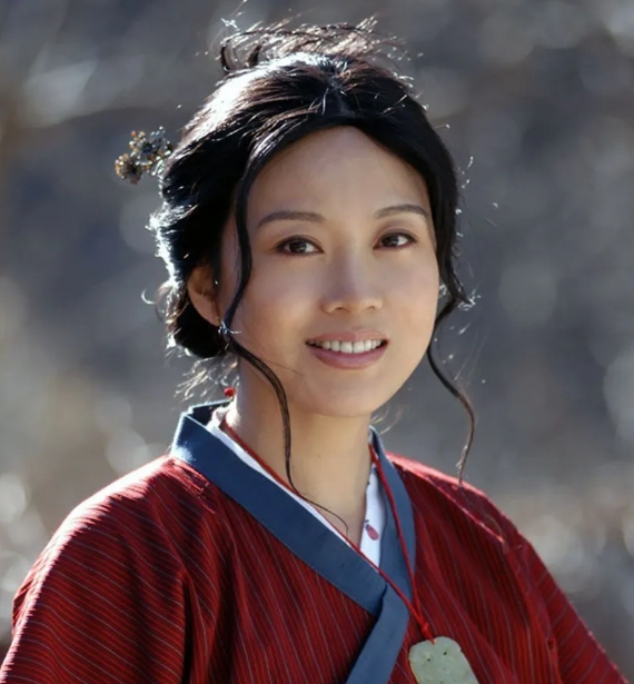 2004年，闫妮的丈夫邹伟突然提出离婚，他对闫妮说：“房子和车子都给你，100万