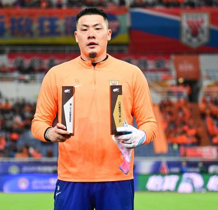  山东泰山队王大雷：禁区内的“神游”引发球迷热议
