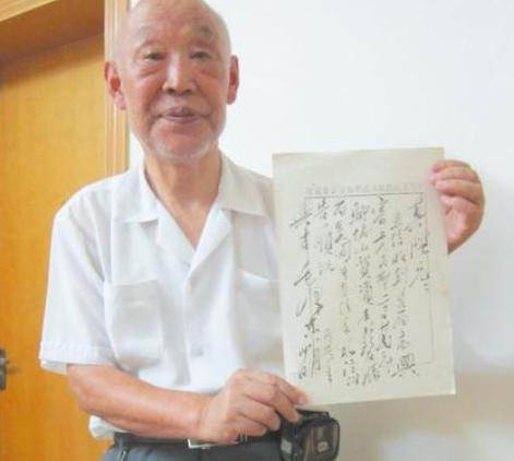 1950年，铁匠朱其升看到家家户户都挂上了毛主席头像，他越看这个人越眼熟，于是偷
