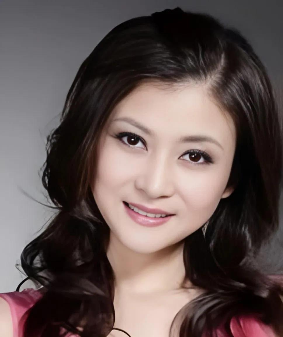 还记得当年的那首《妈妈的吻》吗？当年朱晓琳纯净甜美的嗓音，让她成为家喻户晓的明星