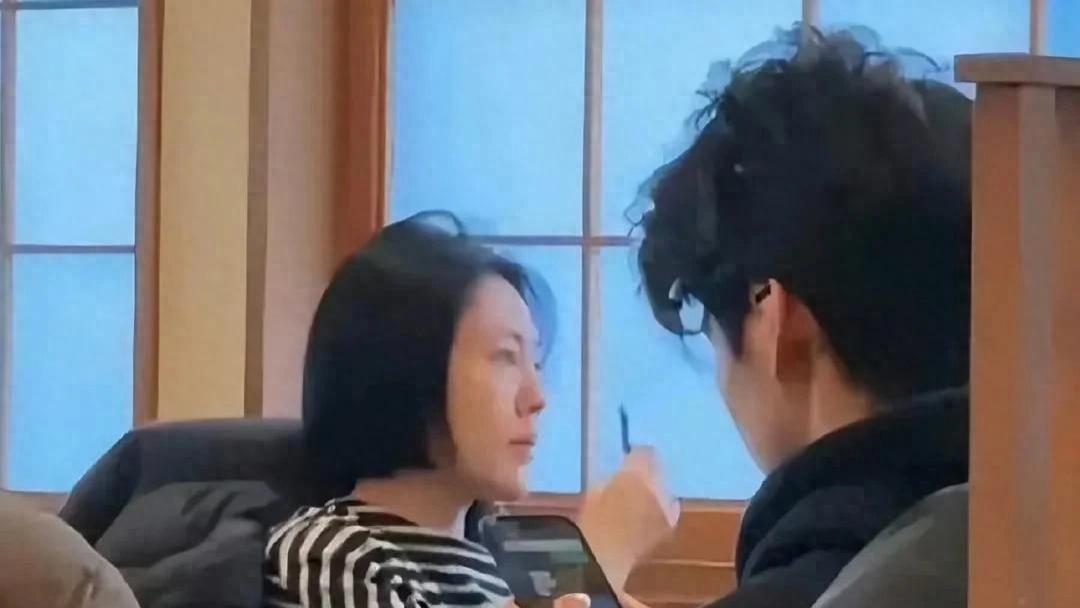 网友1月在日本偶遇小S一家，小玥儿疑似也在，没想到少了一个回来