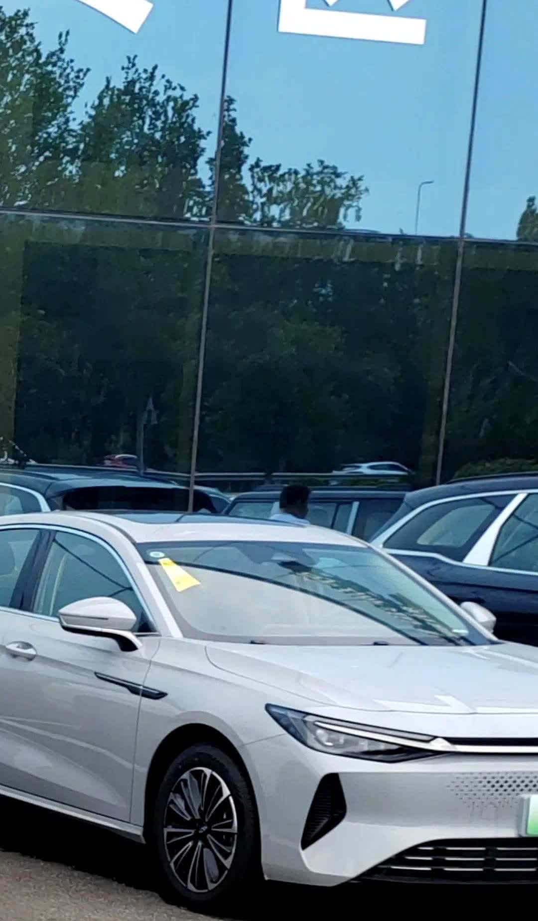 新车在离加油站三百米的地方熄火，车主以为发动机坏了，急得满头大汗，结果只是油箱见