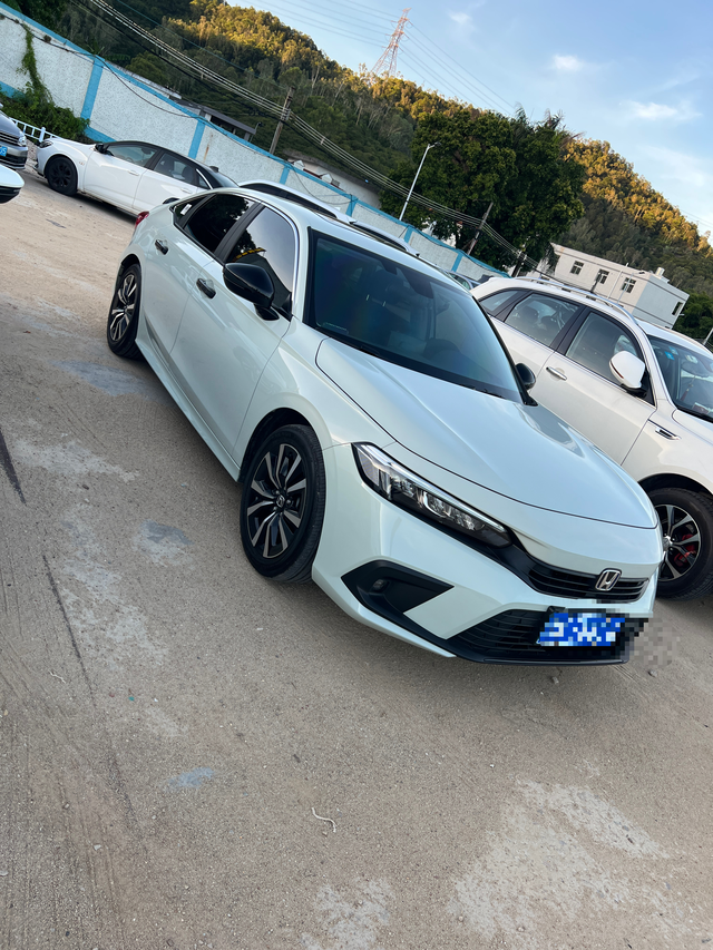 混动思域先锋版
碧玺青颜色 现在开了快一万公里了，目前大问题都没有 小问题还是有