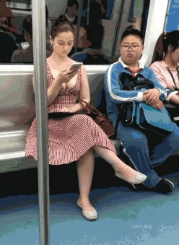 现在的学生长的很成熟啊，这校服穿他身上根本不像一个学生。 	