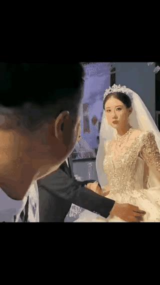 一男子突然对正在举行婚礼的新郎新娘喷汽水，而新娘没有惯着此行为，奋力把手里的花砸