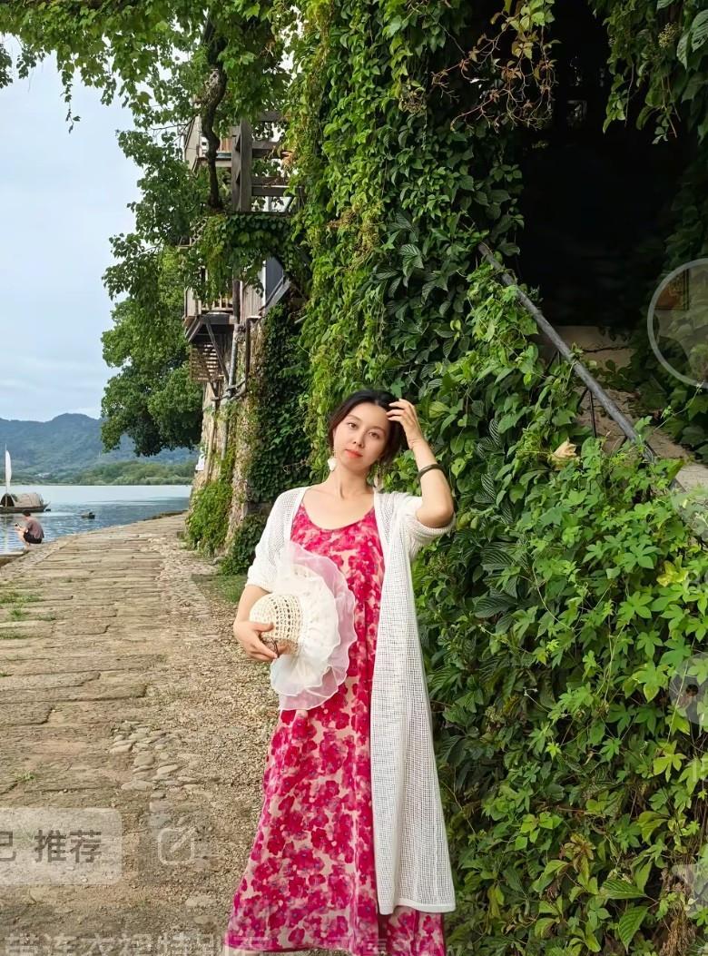 大家有没有发现，田静喜欢穿鲜艳的衣服，每个动作有意展现她有曼妙的身姿。
可是网友