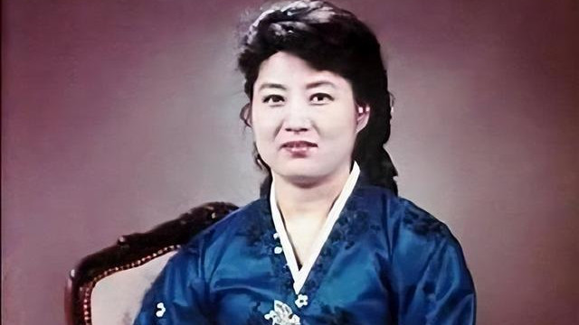 1989年，童年的金正恩和母亲高英姬，留下的合影，难得一见！