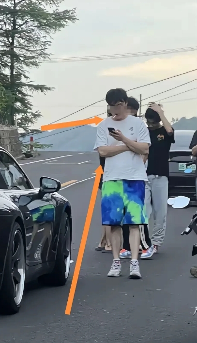 保时捷911撞倒摩托车，  
我感叹保时捷车主的临危不乱，  
更感叹保时捷车主