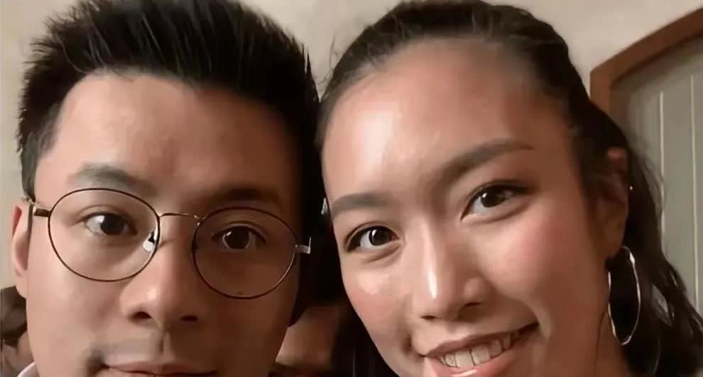 万万没有想到，
霍启刚的二弟霍启山没有结婚，
三弟霍启仁倒是先结婚了，
结