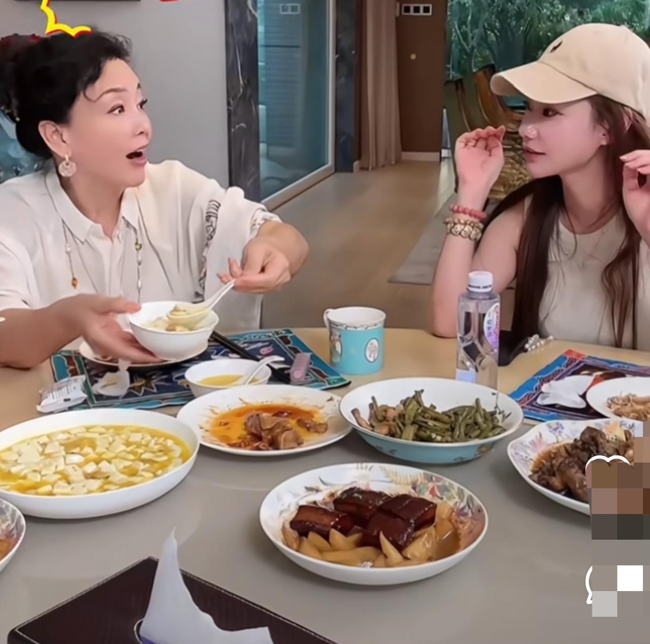 太逗了
果然张兰没有蒸米饭啊！筱梅来到婆婆家里饭桌前坐下，直播间里就开始刷：蒸米