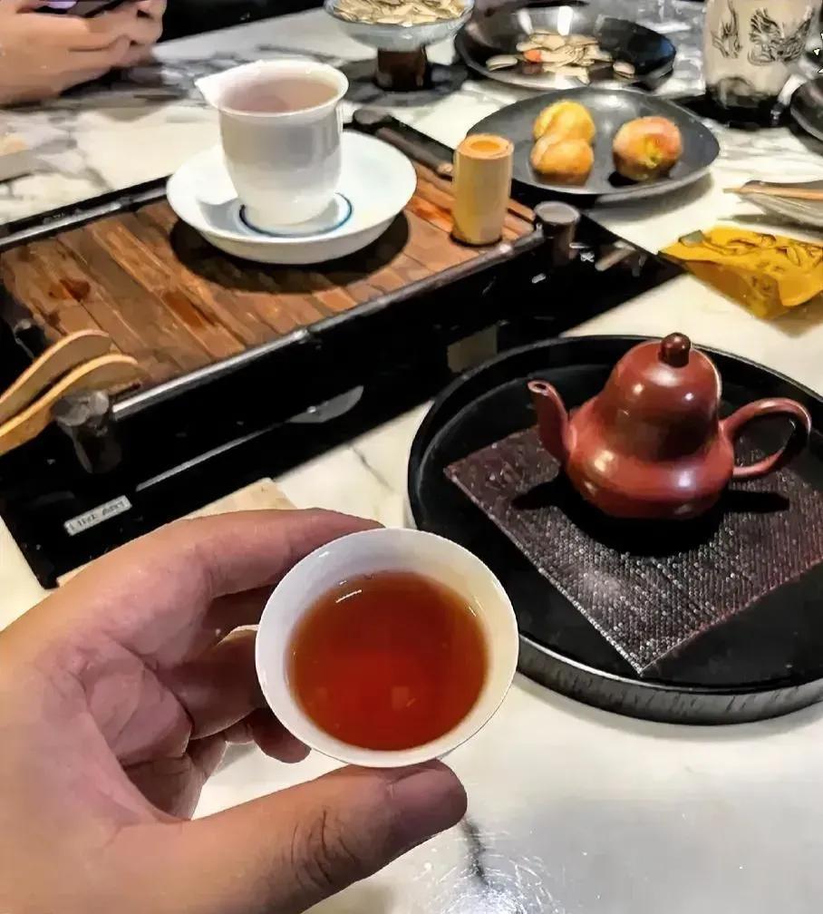 经常喝茶泡茶的人，请一定要收藏:
1、绿茶——别泡太久，不然又苦又涩
2、百合茶