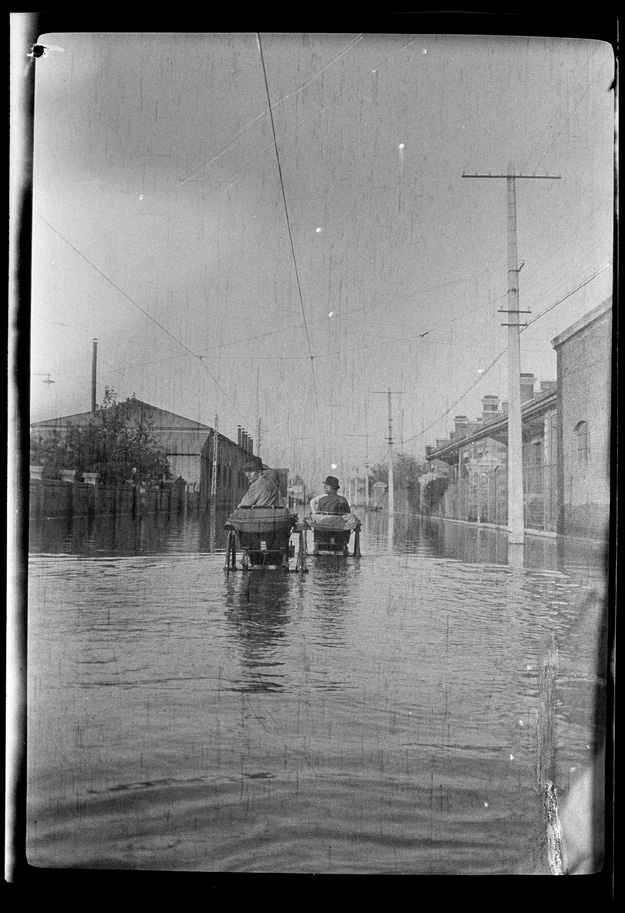 走，上班去！（1917年北京涨大水)