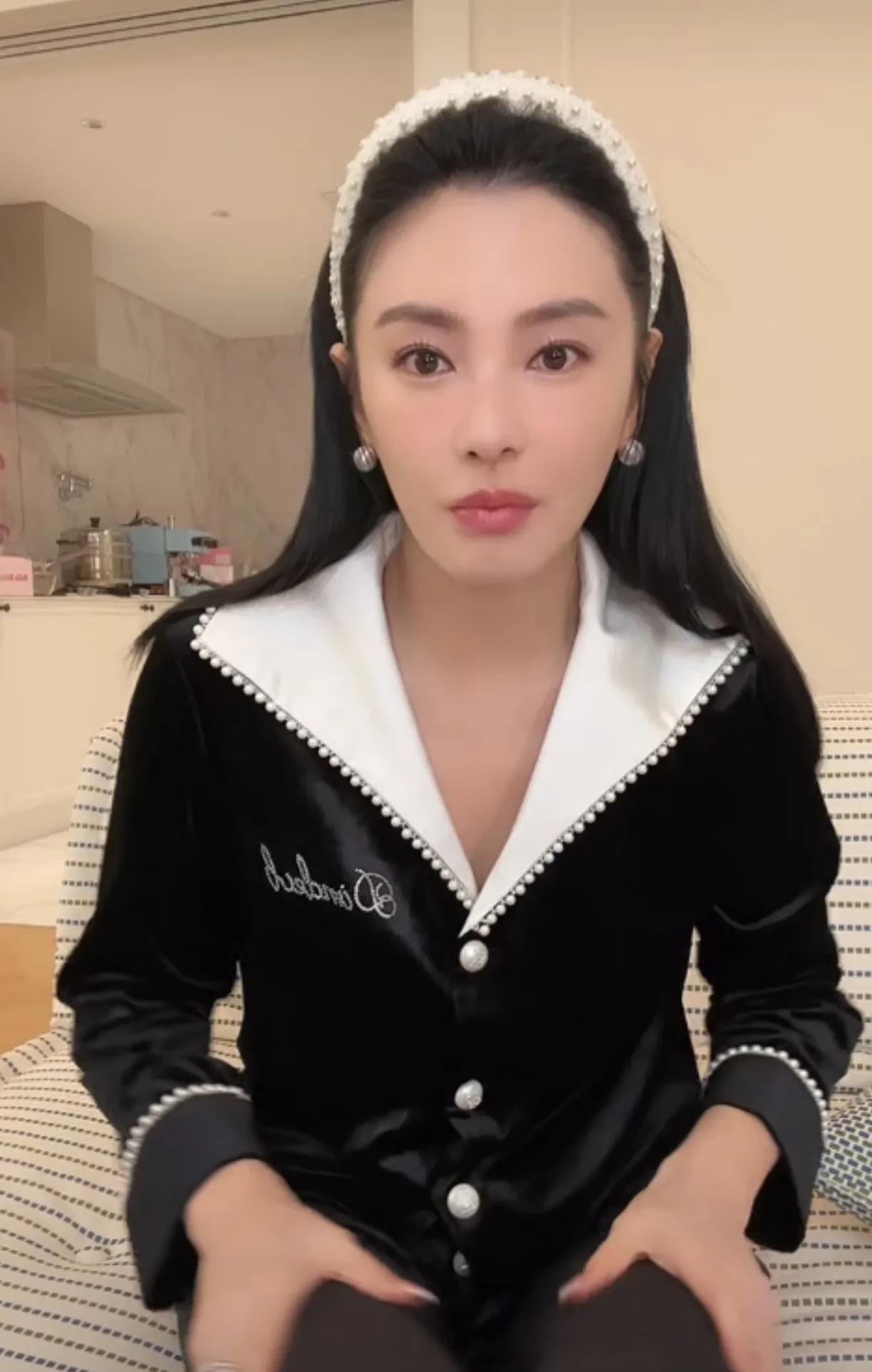 这是我在张雨绮直播间里截图的一张美照，各位网友，好看吧[呲牙]，是不是可可爱爱的