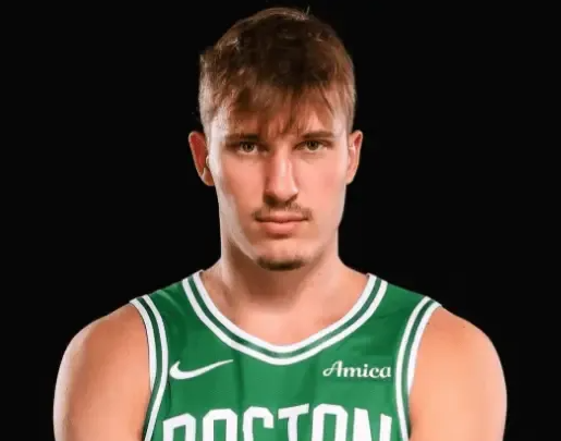 NBA杯小组赛，凯尔特人117-114击败活塞。
赛后凯尔特人主帅乔-马祖拉接受