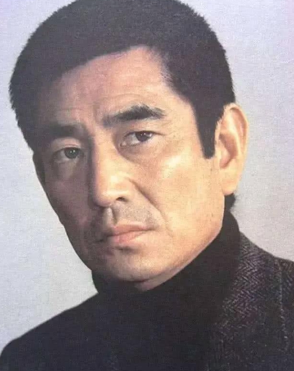 2014年，83岁的高仓健因病去世，他无儿无女，按他的遗嘱，40亿日元的遗产全部