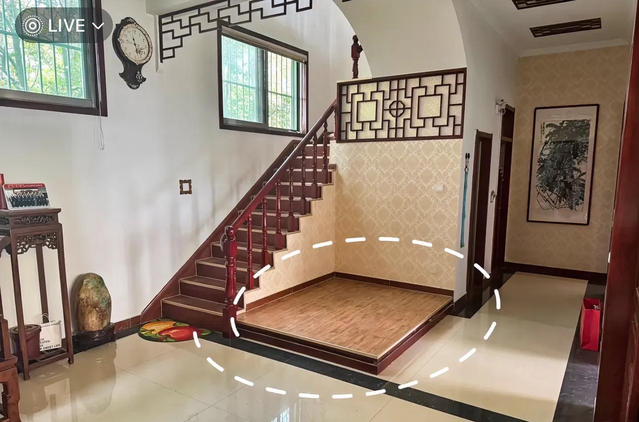 这个地方能干什么用？
十年前老家自建房楼梯旁边留了这么一块地方，除了摆过几次花外
