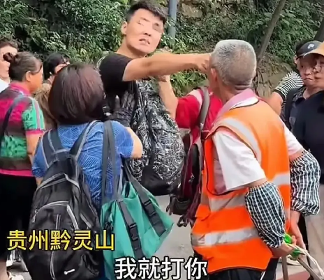 黔灵山公园男子看猴辱骂景区老大爷的后续来了，结局令人舒适！

一个三十多岁的大老