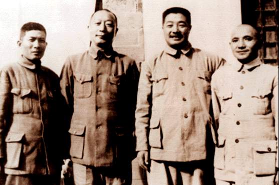 1948年9月，在河北平山县西柏坡出席中共中央政治局扩大会议期间，贺龙与邓小平、