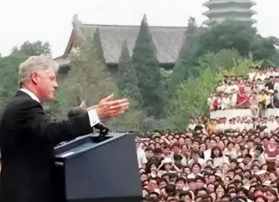 若是当年没有克林顿的极力推动，中国加入世贸的进程或许会更加曲折艰难！1998年克