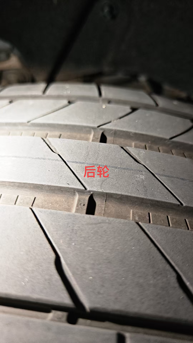 能耗高的原因找到了
今天看了一下前后胎的磨损情况，发现后轮比前轮磨损程度要高一些