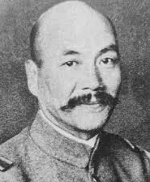 1942年，中国炮兵正在擦拭炮弹，见炮弹受潮，一个炮兵提议：“让我打一炮吧！”这