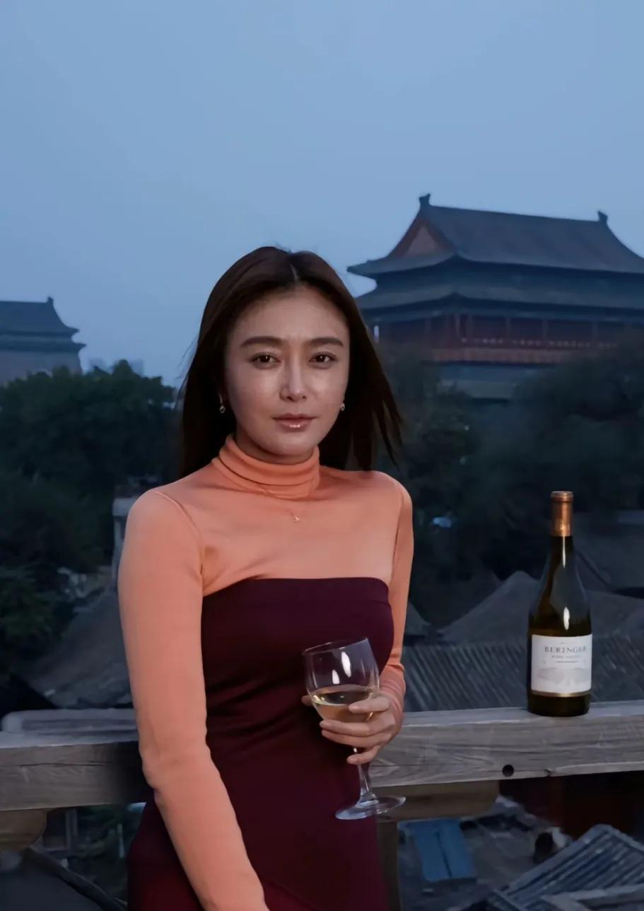 我个人最喜欢秦岚这个样子了，真实、恬静、温柔。一看就是一个很文雅的女孩子。她的衣