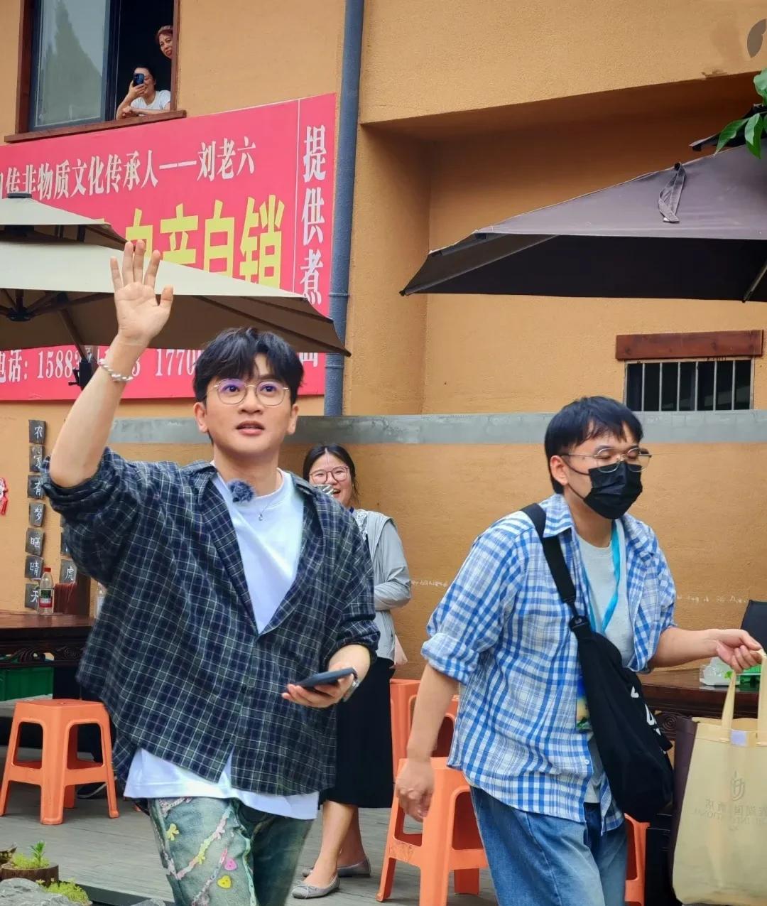 苏有朋，你咋还不老啊，看你的戏长大的人都老了。[捂脸]
德阳遇见苏有朋，完全看不