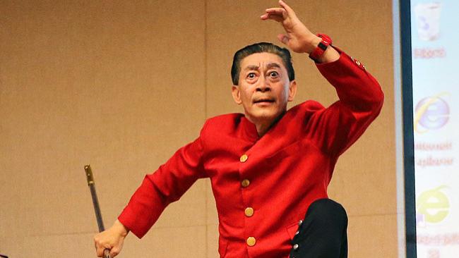 六小龄童 66 岁再展猴王风采 武汉新书会传授‘七十二变’精髓