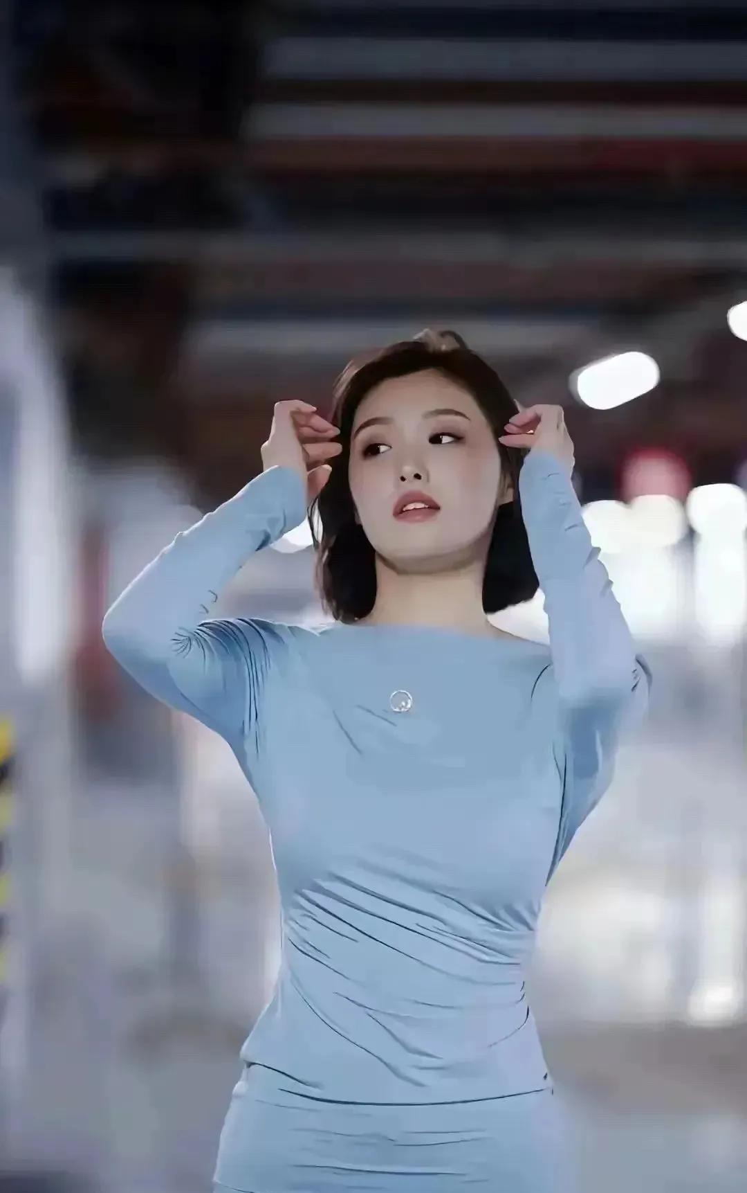 徐子尧穿蓝色的衣服好养眼啊！妥妥的女神一枚！
优雅大方，气质典雅，给人一种独特的