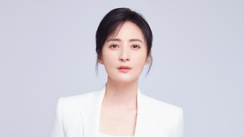 50岁蒋勤勤素颜 有抬头纹和鱼尾纹 发际线疑似后移 但身材却纤细火辣