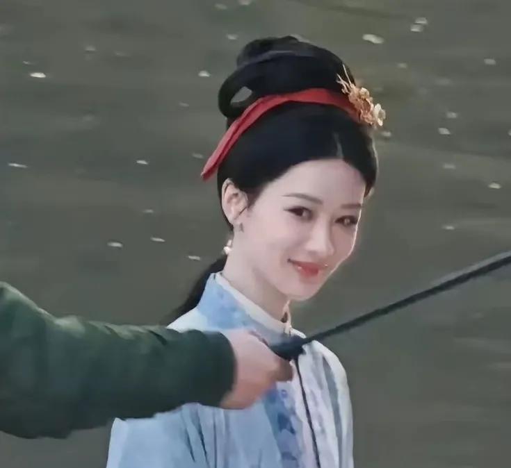 不是我说，颜值，恐怕也是迪丽热巴古装剧打不过杨紫古装剧的一大原因吧？
同样是蓝色