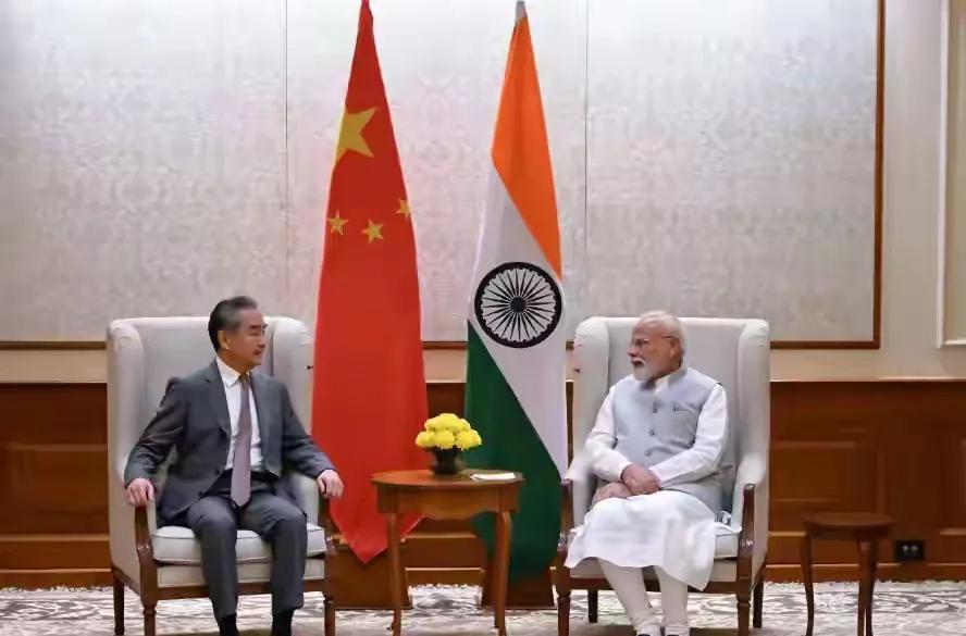 美国把印度逼到站在中国这边。
印度是一个人口大国，近年来经济发展迅猛，与美国的关