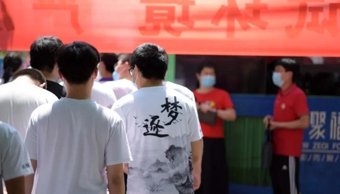 想起儿子的一句话
你们都是平庸的，
他对我的要求可高。
让我好好读书，
找个好工