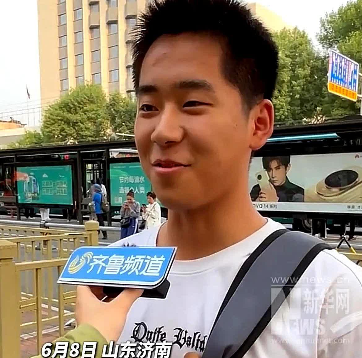 山东济南，这位考完要去打工的男孩火了，不少丈母娘上线，要把自己的女儿嫁给他，这孩