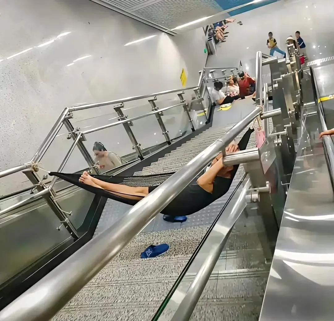 去乘凉的我可以理解，可是这把地铁当自己家的我还是头一次见，没见过这么没素质的，不