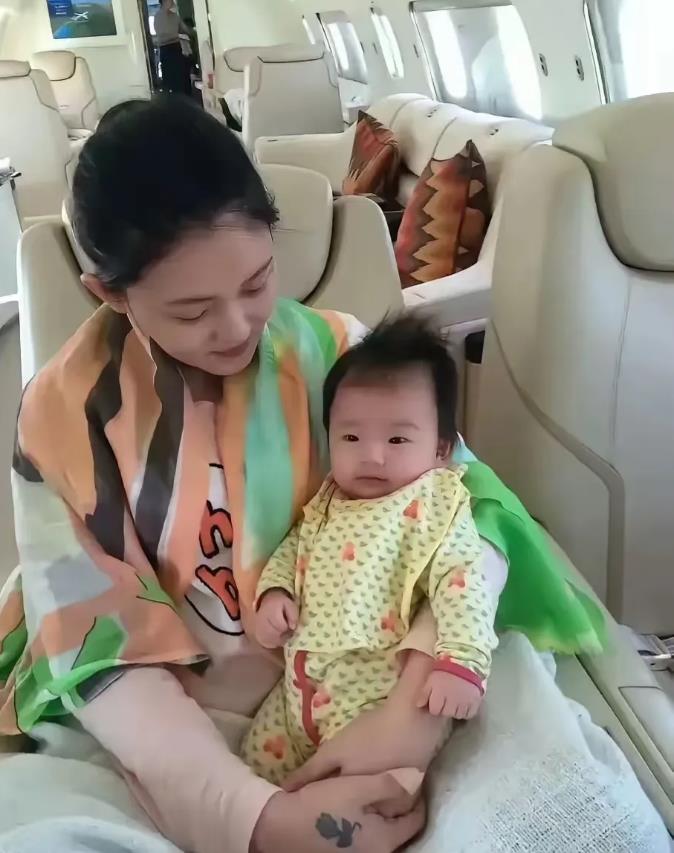 生娃早期，大S很爱孩子们的，大S和光头后，所有的钱都是给光头买买买！衬衫一下买3