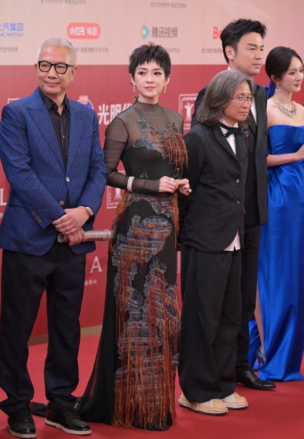 终于搞明白了
为什么85花很难同台的原因了

就拿杨幂来说吧
整个剧组，就杨幂这
