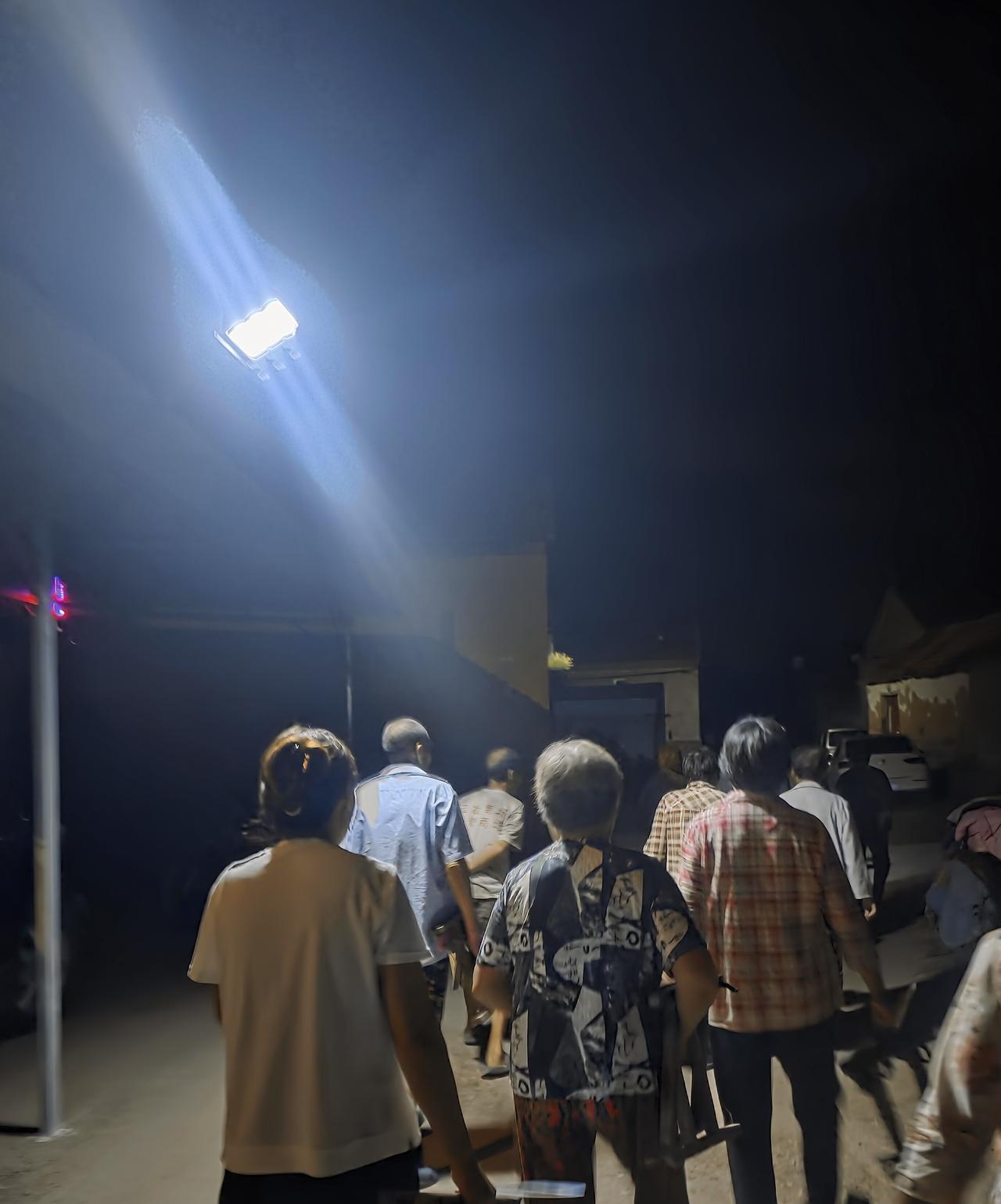 千种辉煌，不及家人一生安康
千般荣耀，不及家人一生顺畅
千样风光，不及孩子递来的
