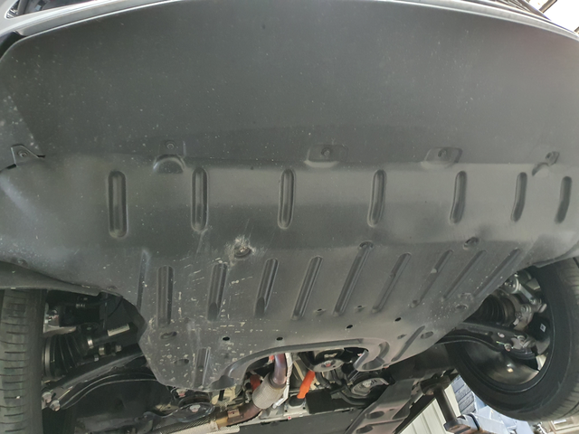 底盘被磕加装护板
提车半年多了，回老家，路挺烂，当时车速也挺快，看到凸包直接踩了