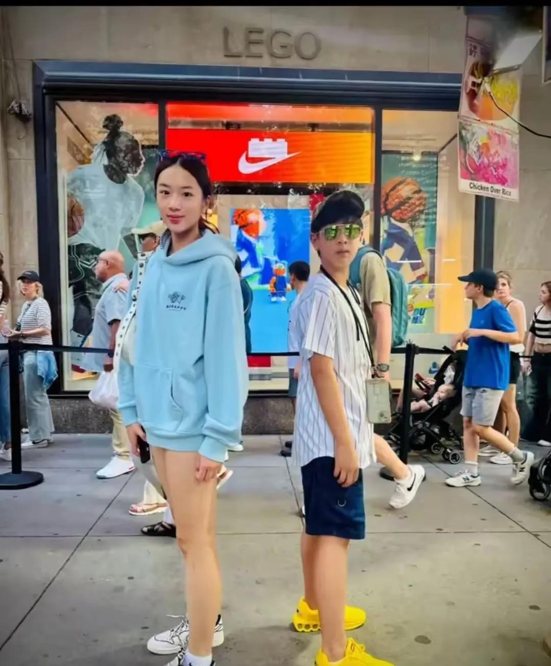 吴尊一家暑期前往纽约度假，温馨画面令人羡慕。女儿Neinei亭亭玉立，一双修长美