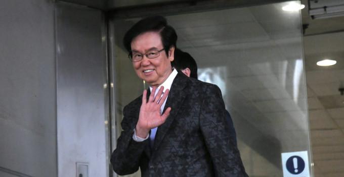 #黄百鸣涉内幕交易案续获保释# 79岁影视大亨黄百鸣涉嫌在2017年8月至10月