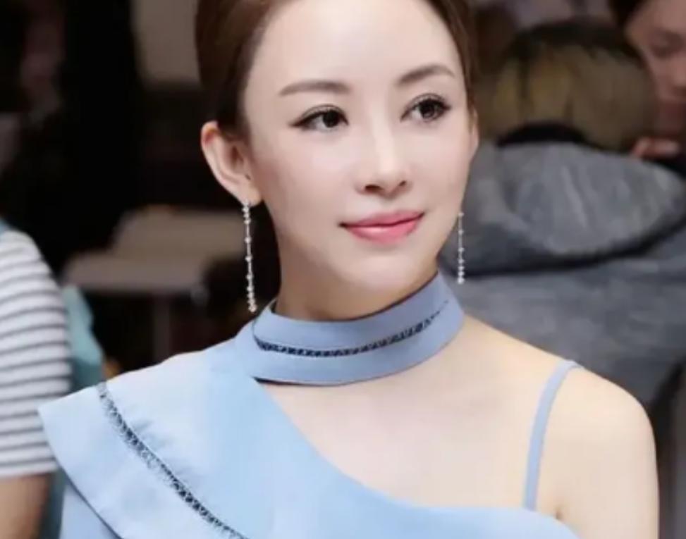 当年，身价10亿的九球天后潘晓婷公开征婚，可是男生们看到择偶条件后却纷纷望而止步