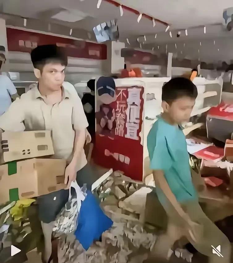 土豆被抢还没过去，怀集赵一鸣超市货物也被哄抢了，虽然遇到了百年一遇的洪水，生活物