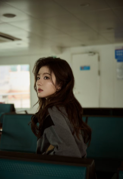 复古造型够吸睛，可她的眼神更具穿透力。从疏离到缱绻，故事感溢出屏幕，耳环再美也成