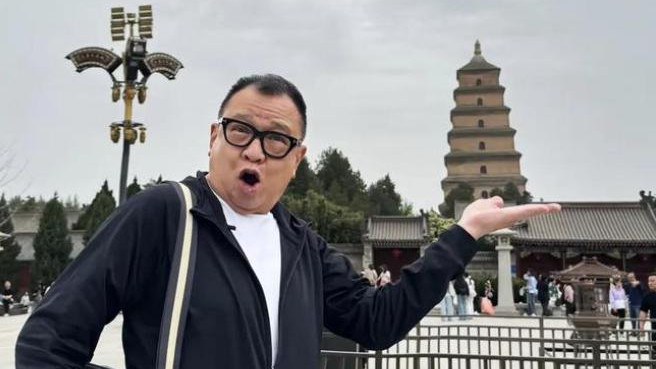 网友在西安旅游，偶遇香港76岁老戏骨许绍雄，网友：好熟悉的面孔啊！