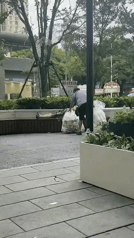 太可恶了！人家辛辛苦苦捡点瓶子卖钱都给偷走了，太缺德了！