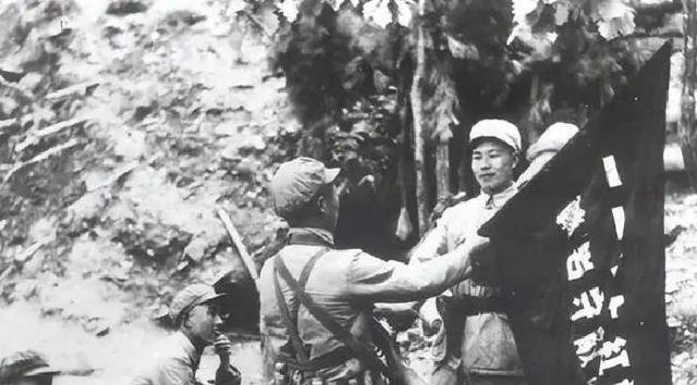 吉鸿昌牺牲后，妻子胡红霞卖掉房子赎回遗体，却发现衣服口袋里有一张小纸条，上面写着