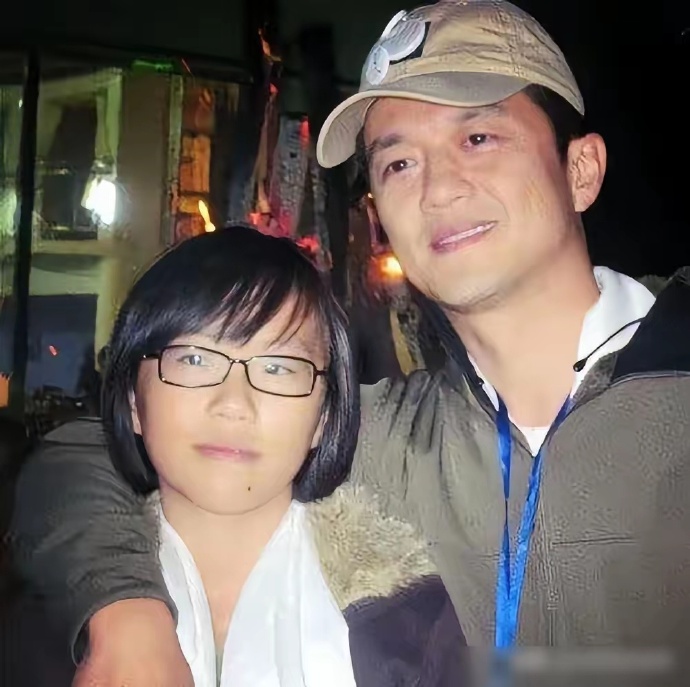 李嫣不说北京，不说香港，她说来自河南。
​​李亚鹏在节目里讲的，脸上是藏不住的骄