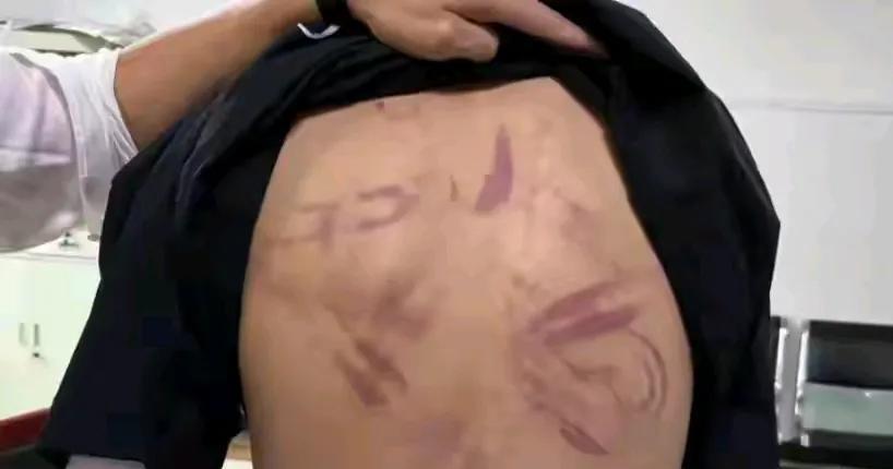 #警方通报保安非法拘禁2名未成年人#保安够狠的，竟敢用铁棍去殴打未成年人。这胆子
