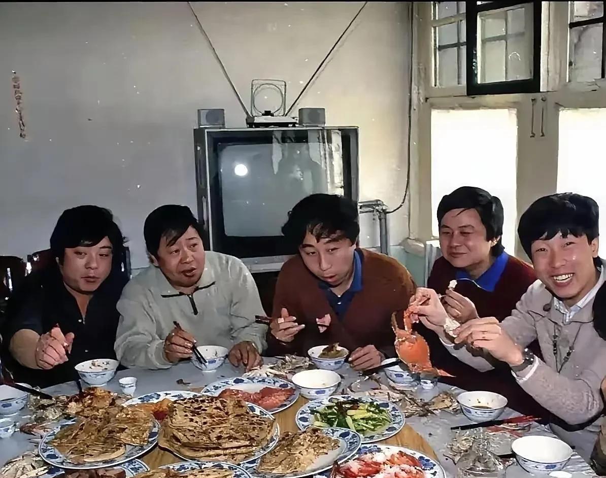 1985年，马季邀请众徒弟在家吃饭，桌上的热闹藏着满满的师徒情。
众人中，冯巩是